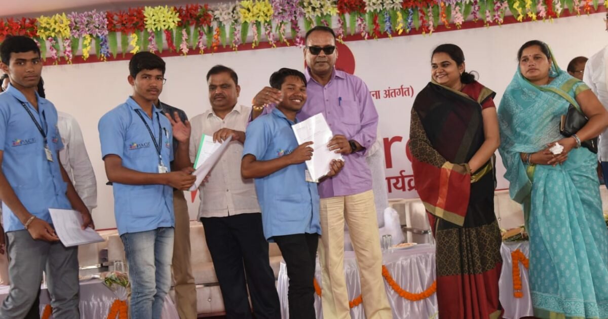 Minister Ajay Chandrakar joined the District level Maha Rojgar Utsav program, 1520 youth distributed job offer letter, 15 stalls also inspected